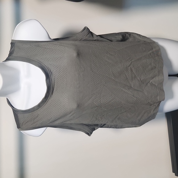 Lululemon crop tank large perforated swiftly breeze - Picture 1 of 6